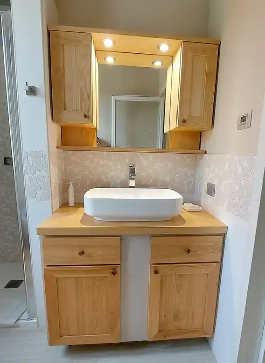 Mobile bagno su misura in legno con pensili e specchio illuminato